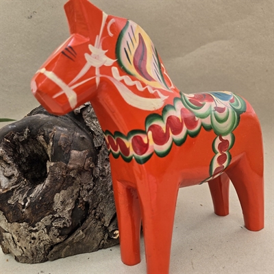 orangerød-bemalet-Dalahest-træhest-svensk-kunsthåndvaerk