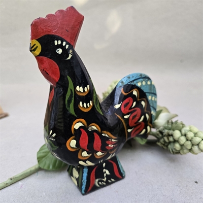 trae-hane-svensk-roed-kam-farverig-bekerationsbemaling-sort-bund-dalar-hane