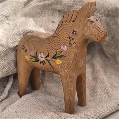 traehest-naturtrae-blomsterdekoreret-dalahest-gammel-hest