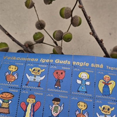 blå-baggrund-glade-børnetegninger-julemærket-1969-Horup-skole