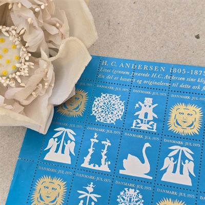 mellemblaa-julemaerker-hvide-guld-papirklip-H.C-Andersen-1975