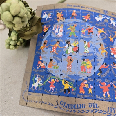 jordkloden-blå-nuancer-figurer-fra-forskellige-lande-julemærke-Herdis-Buck-1979