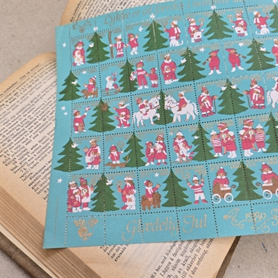 lyseblåt-ark-julemærker-hvide-heste-grønne-juletræer-rød-hvide-figurer-1980