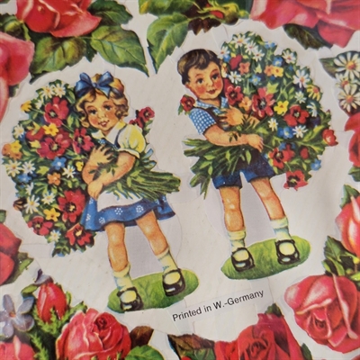western-germany-glasbilledark-dreng-pige-favnene-fulde-af-blomster-isat-gammelt-glansbillede-album