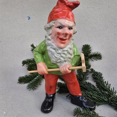 grøn-trøje-røde-bukser-hue-stort-hvidt-skæg-træhakke-i-hånden-gammel-keramik-julepynt