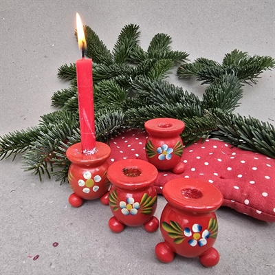 rode-kuglestager-blomsterdekorerede-traestager-svenske-julestager-gamle