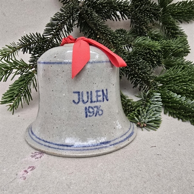 gråglaseret-blå-dekoration-1976-keramikklokke-gammel-julepynt