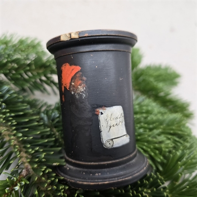 sort-keramikvase-L.Hjorth-nisse-med-tekst-i hånden-Glædelig-jul-gammel-julevase