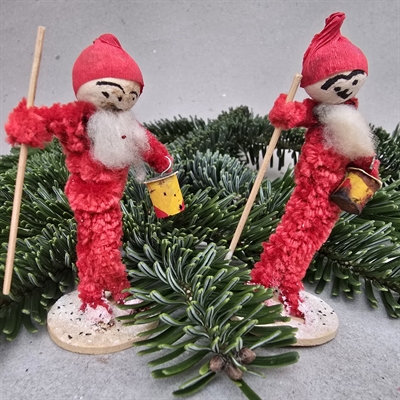 røde-piberenser-nisser-stående-med-stav-lygte-gammelt-julestads