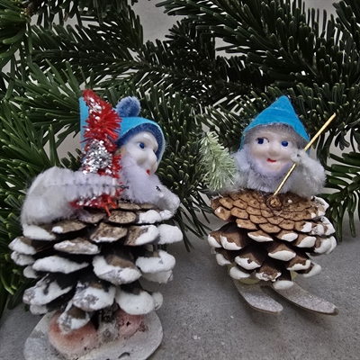 fyrre-kogle-nisser-sne-på-koglerne-blå-huer-juletræer-i-favnen-en-på-ski-gammel-julepynt