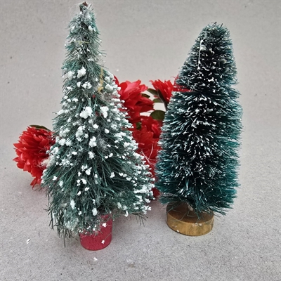 grønne-tråd-mini-juletræer-et-med sne-på-til-nisselandskabet-gamle-træer