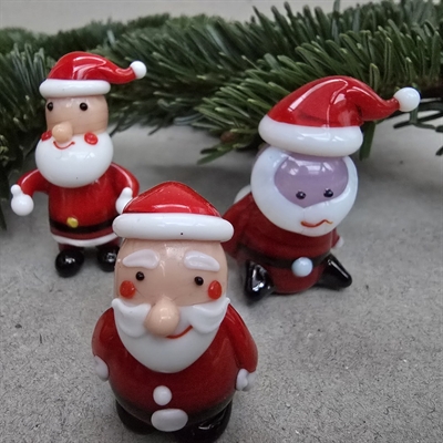 rødt-tøj-hue-hvidt-skæg-glas-julemænd-retro-julestads-til-nisselandskabet