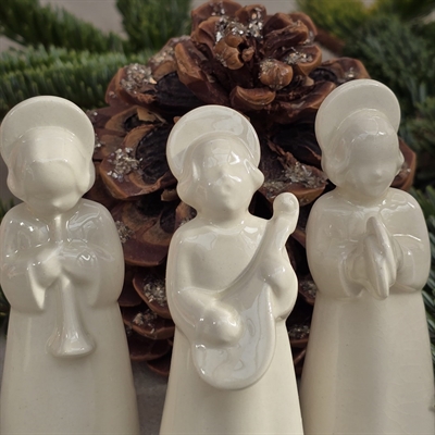 cremefarvede-porcelænsengle-spillende-orkester-Aluminia-gamle-julefigurer