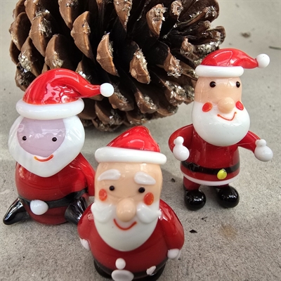 rød-hvide-gamle-julemænd-hvidt-skæg-glas-retro-julepynt