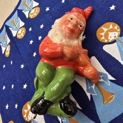 hvidt-skæg-grønne-bukser-rød-bluse-violin-spillende-julemand-gammel-keramiknisse