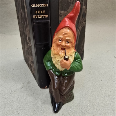 nisse-keramik-brune-bukser-grøn-trøje-brun-pibe-rød-hue-gammel-julemand