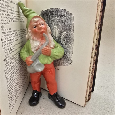 lysegrøn-hue-jakke-røde-bukser-saxofon-gammel-nisse-keramik 