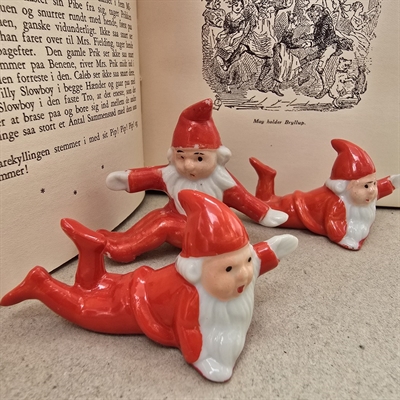 rødklæde-porcelænsnisser-hvidt-skæg-liggende-siddende-gammelt-julestads