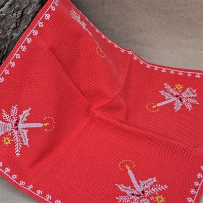 rød-kvadratisk-lysedug-broderet-lys-klokker-grangrene-hvidt-gammel-juleting