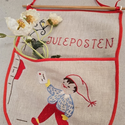 sandfarvet-opbevaring-til-juleposten-broderet-julemand-tekst-juleposten-gammel-julepynt