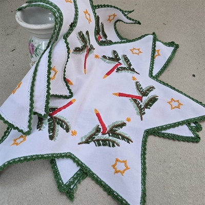 hvide-stjerneformede-lyseduge-grangrene-levendelys-broderet-juletekstil-dug