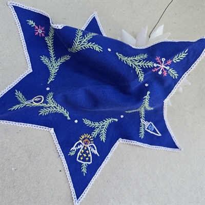 julebroderi-grangrene-engel-hjerte-stjerneformet-kongeblå-lysedug-gammel-juletekstil
