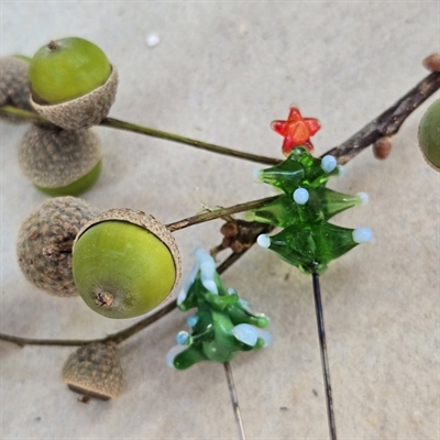 nipsenåle-grønne-juletræer-glas-rød-topstjerne-gamle-nåle