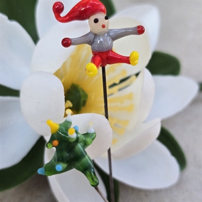 glas-nipsenåle-grønt-juletræ-nisse-rød-grå-gamle-nåle