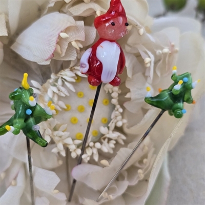 grønne-juletræer-med-julelys-nisse-rødt-tøj-gamle-nipsenåle