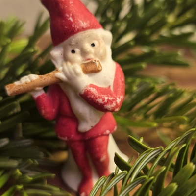 nisse-roed-hvidt-skaeg-tvaerfloejte-bisquit-julemand-spillende-antik-julefigur-julepynt-