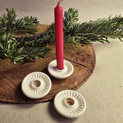 hvide-runde-rillede-lysestager-julestager-porcelaen-dansk-design-julepynt-juletraeslys-