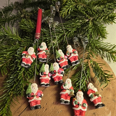 balancestager-med-julemaend-gamle-lysestager-til-juletraet-