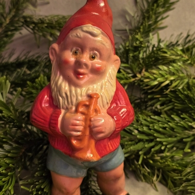 trompet-spillende-nisse-korte-blaa-bukser-roed-hue-jakke-charmerende-gammel-lernisse-