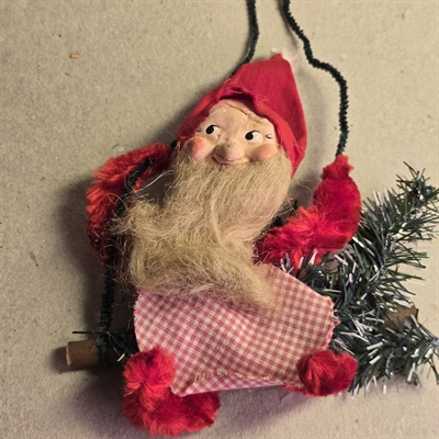 nisse-ternet-forklaede-paa-gynge-gangren-gammel-julepynt-