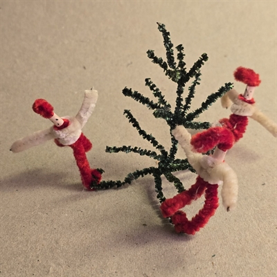 roed-hvide-piberensernisser-om-juletrae-gammel-julepynt-