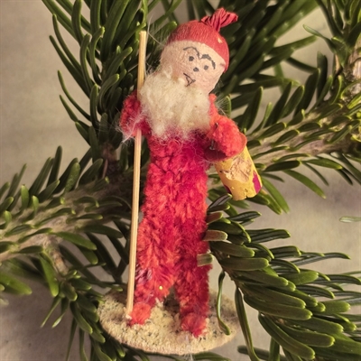 piberenser-nisse-stav-lygte-hvidt-skaeg-roed-hue-gammel-julepynt-