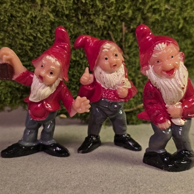 plastik-julemaend-groenne-bukser-hvidt-skaeg-en-med-lygte-vintage-julepynt