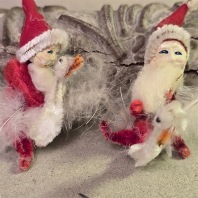 nisser-paa-gaes-gamle-piberenserfigurer-med-hvide-fjer-gammel-julepynt