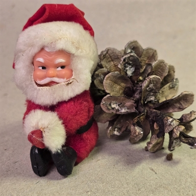 nisse-der-sidder-roed-hvidt-toej-drejeligt-hoved-gammel-julepynt