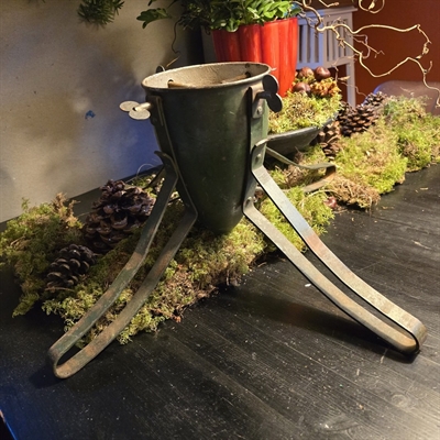 juletræsfod-mørkegrøn-metal-på-ben-vandbeholder-retro-juleting