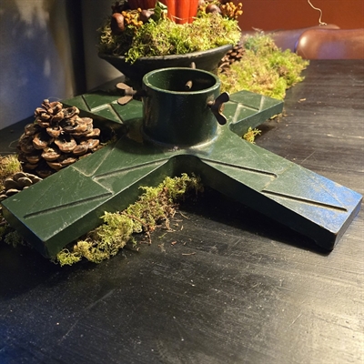 mørkegrøn-juletræsfod-korsformet-støbejernsfod-GH-trekant-dekoration-juletræ-holder