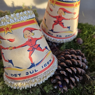 nisser-røde-dekorerede-papir-skærme-gammel-julepynt