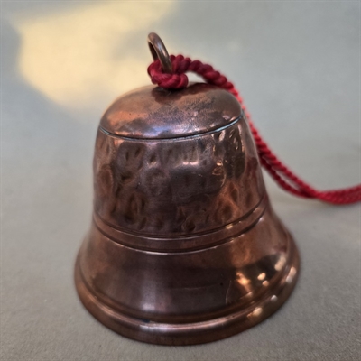 juleklokke-kobberfarvet-metal-klokke-gammel-julepynt