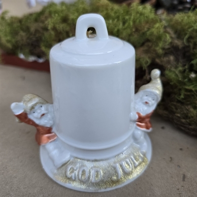 hvid-porcelænsklokke-tekst-god-jul-julemænd-røde-jakke-på-kanten-gammel-julepynt