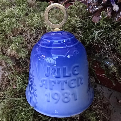 blå-porcelænsklokke-juleaften-1981-messing-ophæng-9281-juleklokke-Bing-Grøndahl