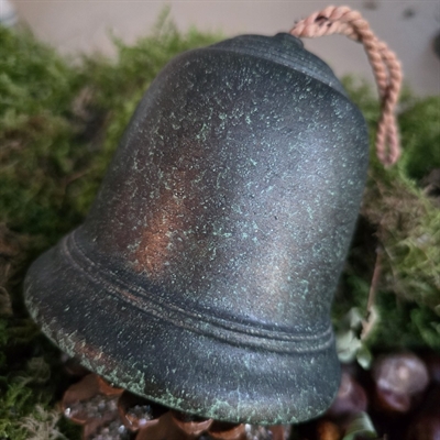 klassisk-juleklokke-grøn-nistret-keramik-klokke-gammel-julepynt