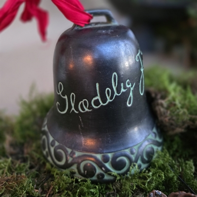 sort-grøn-klassisk-klokke-tekst-glædelig-jul-keramik-juleklokke-genbrug