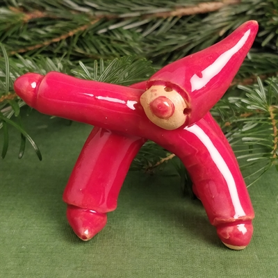keramik nisse stående en hånd i jorden, rødglaseret dansk julepynt