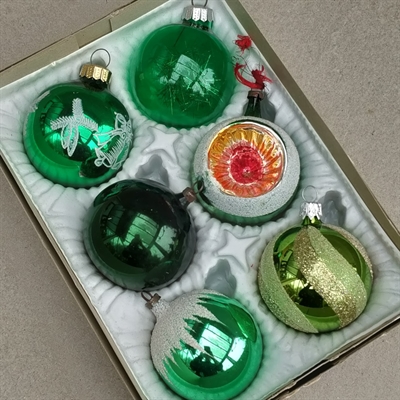 grønne spejlkugle kugler med sne dekoration snoet guld gamle glas julekugler julepynt 