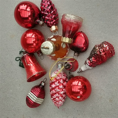 specielle røde forskellige gamle glas julekugler gammelt julepynt kogle klokker hjerte julemand  